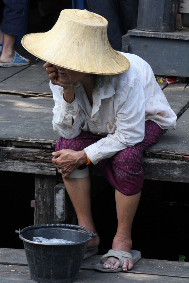 sandales débordantes d'orteils au marché flottant de Taling Chan