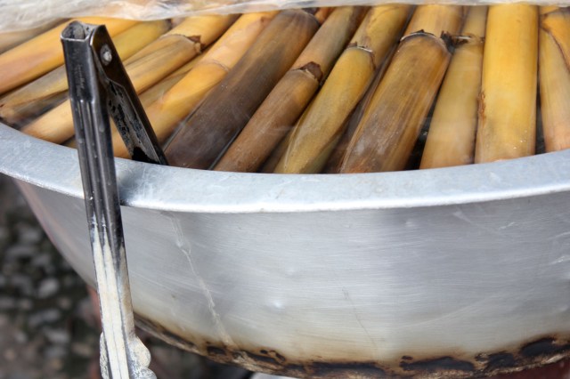 tiges de bambou au marché Talat Ton Phayon