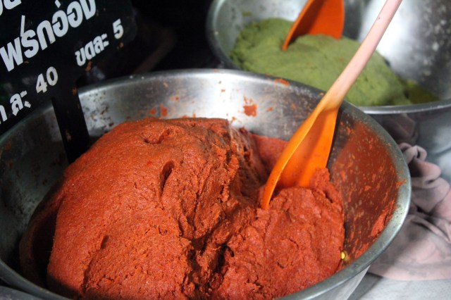 pâtes de curry au marché Talat Ton Phayon